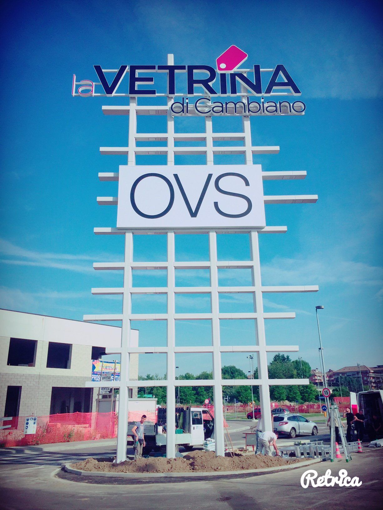 Insegna del negozio OVS con la scritta 