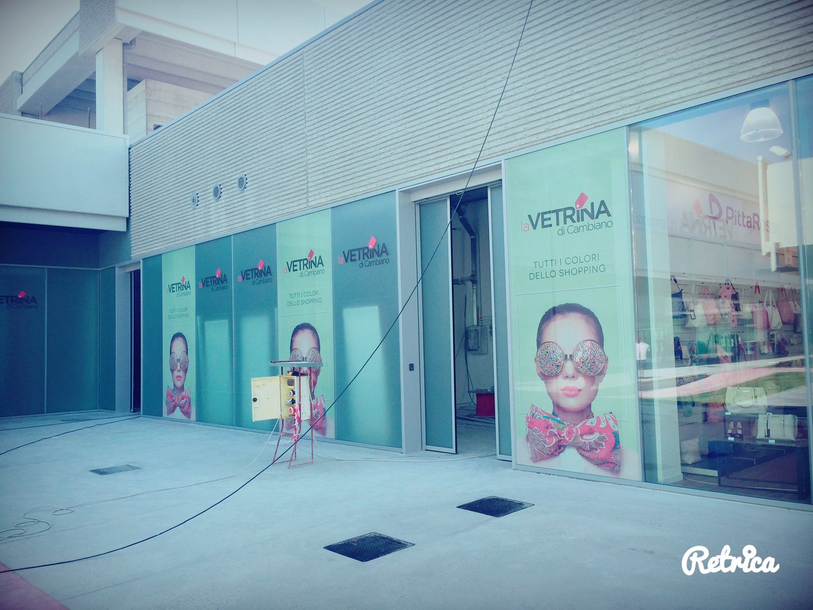 Vetrina con la scritta 