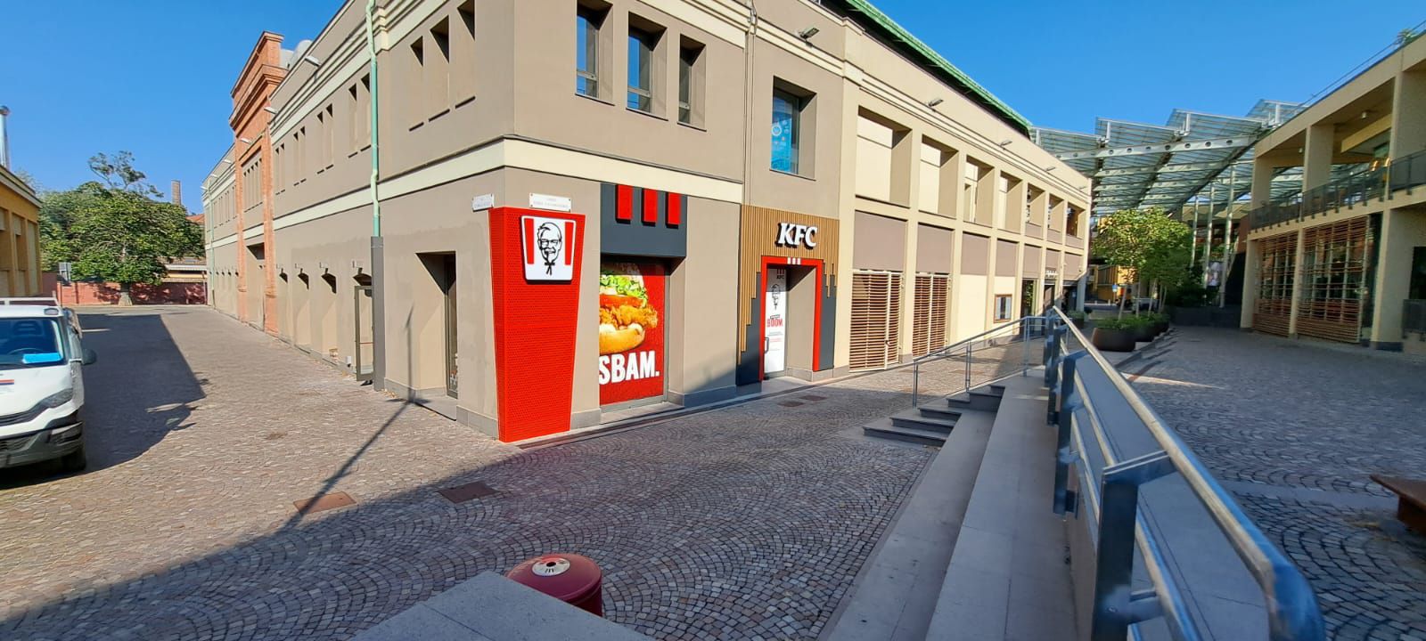 Ripresa esterna di un ristorante KFC situato in una strada cittadina.