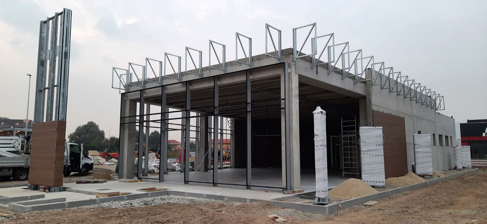 Edificio in costruzione con pilastri in cemento e travi in ​​acciaio.