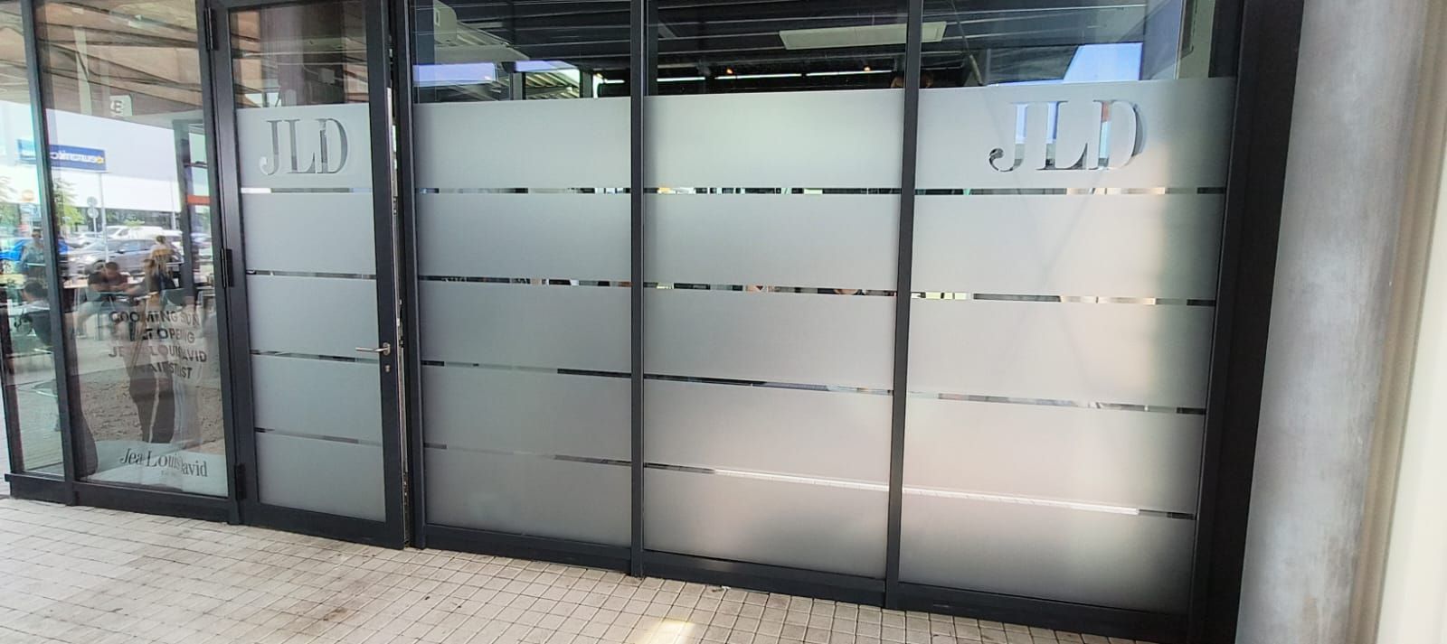 Vetrina in vetro smerigliato con lettere 