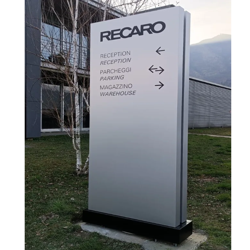 Cartello esterno per Recaro con indicazioni per la reception, il parcheggio e il magazzino.