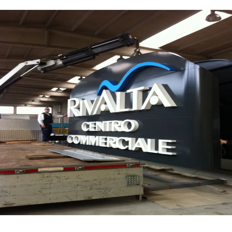 Gru che solleva una grande insegna 