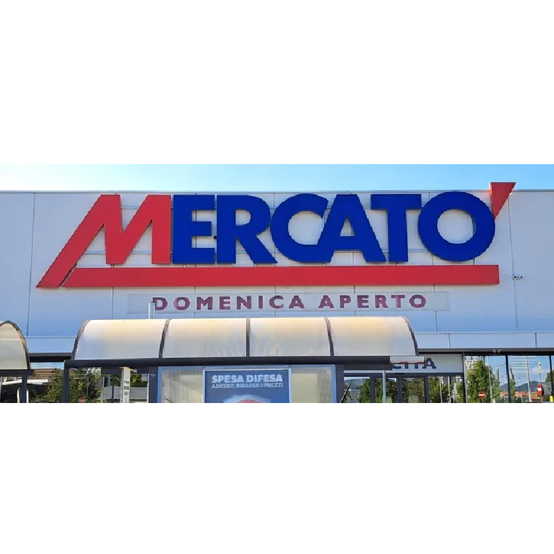 Esterno del supermercato Mercato con logo rosso e blu; sotto la scritta 