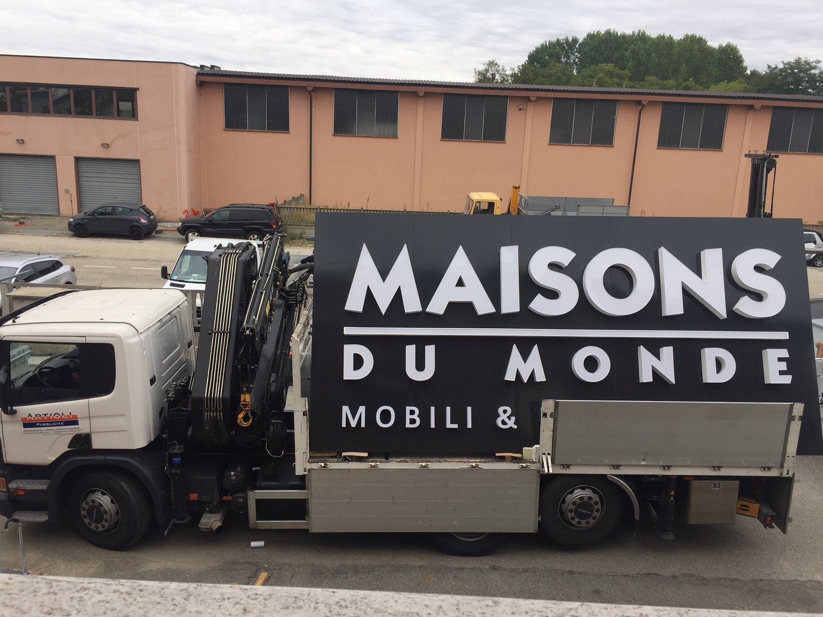 Camion con un grande cartello con la scritta 