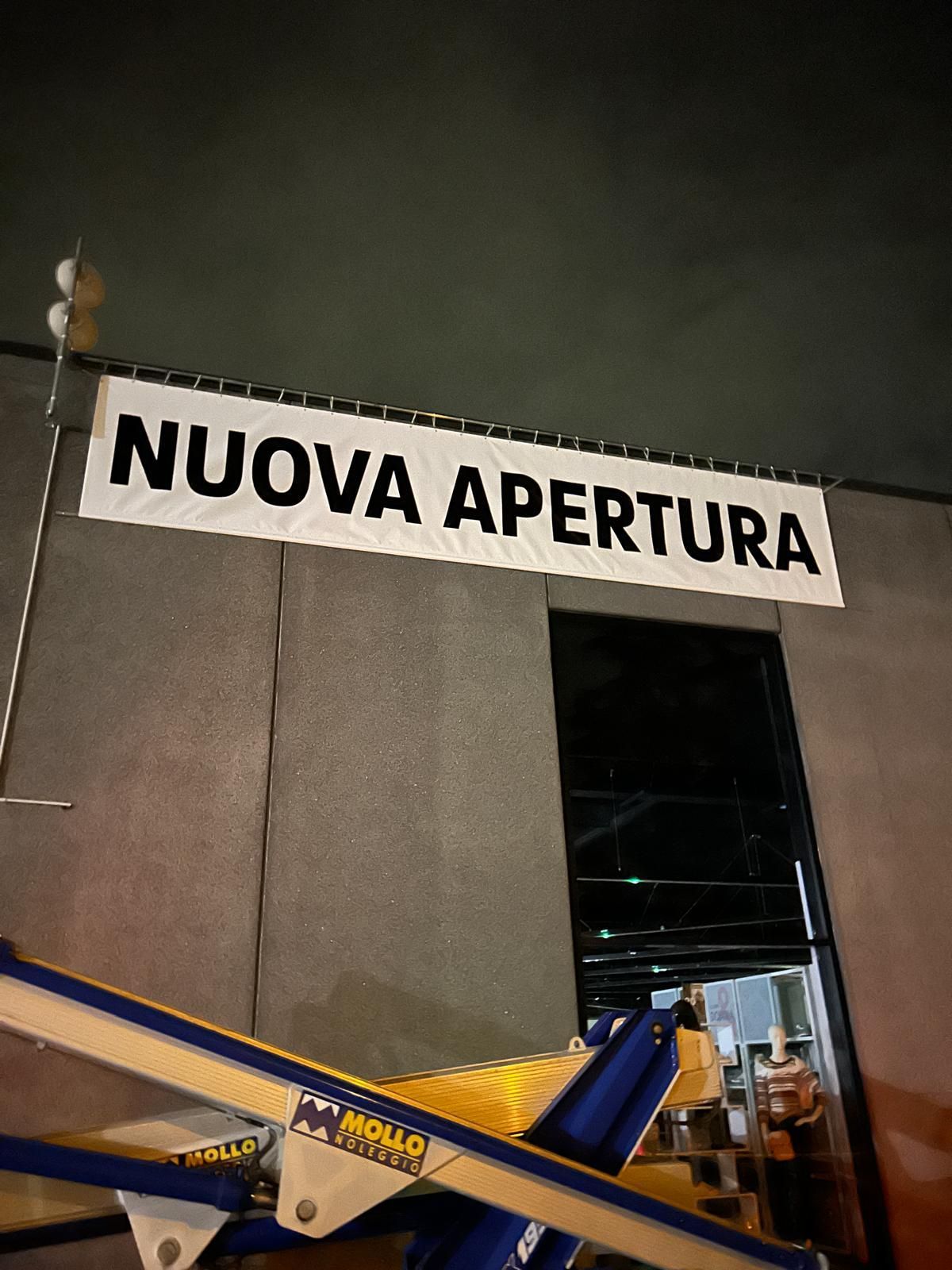 Un cartello con la scritta 