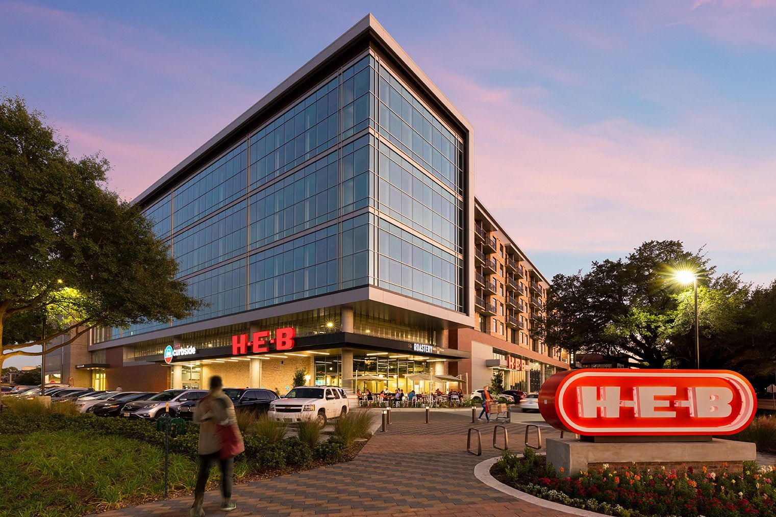 A large building with a heb sign in front of it