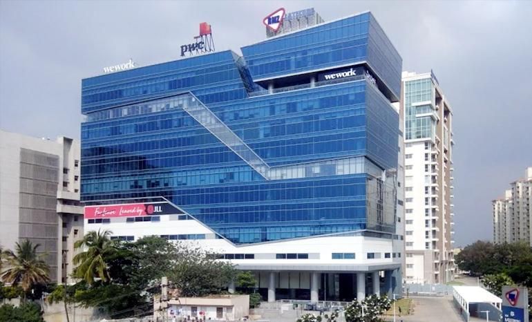 A large building with a lot of windows in a city.