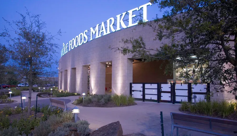 A large building with the word market on it