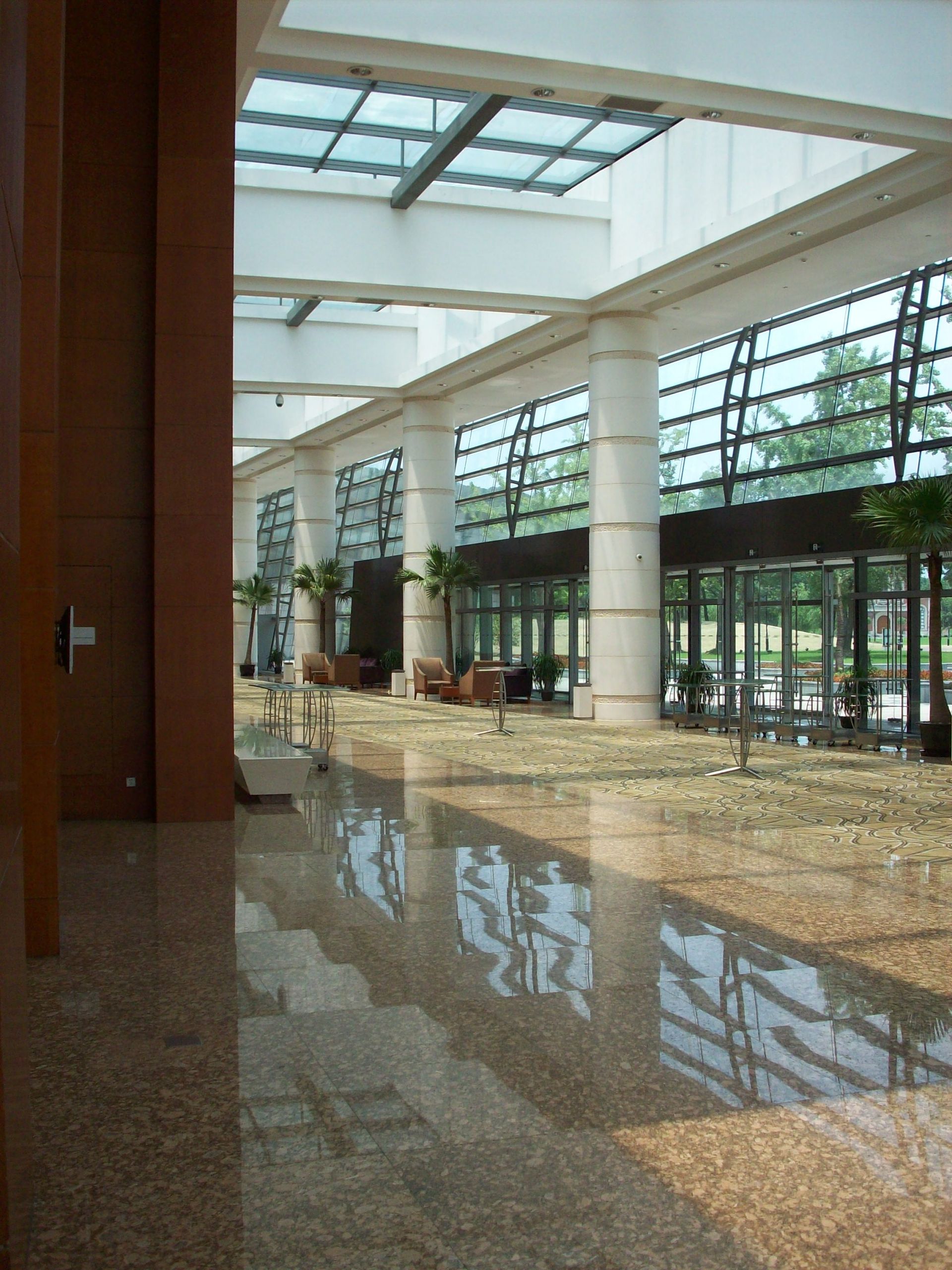 A large building with a lot of windows and columns