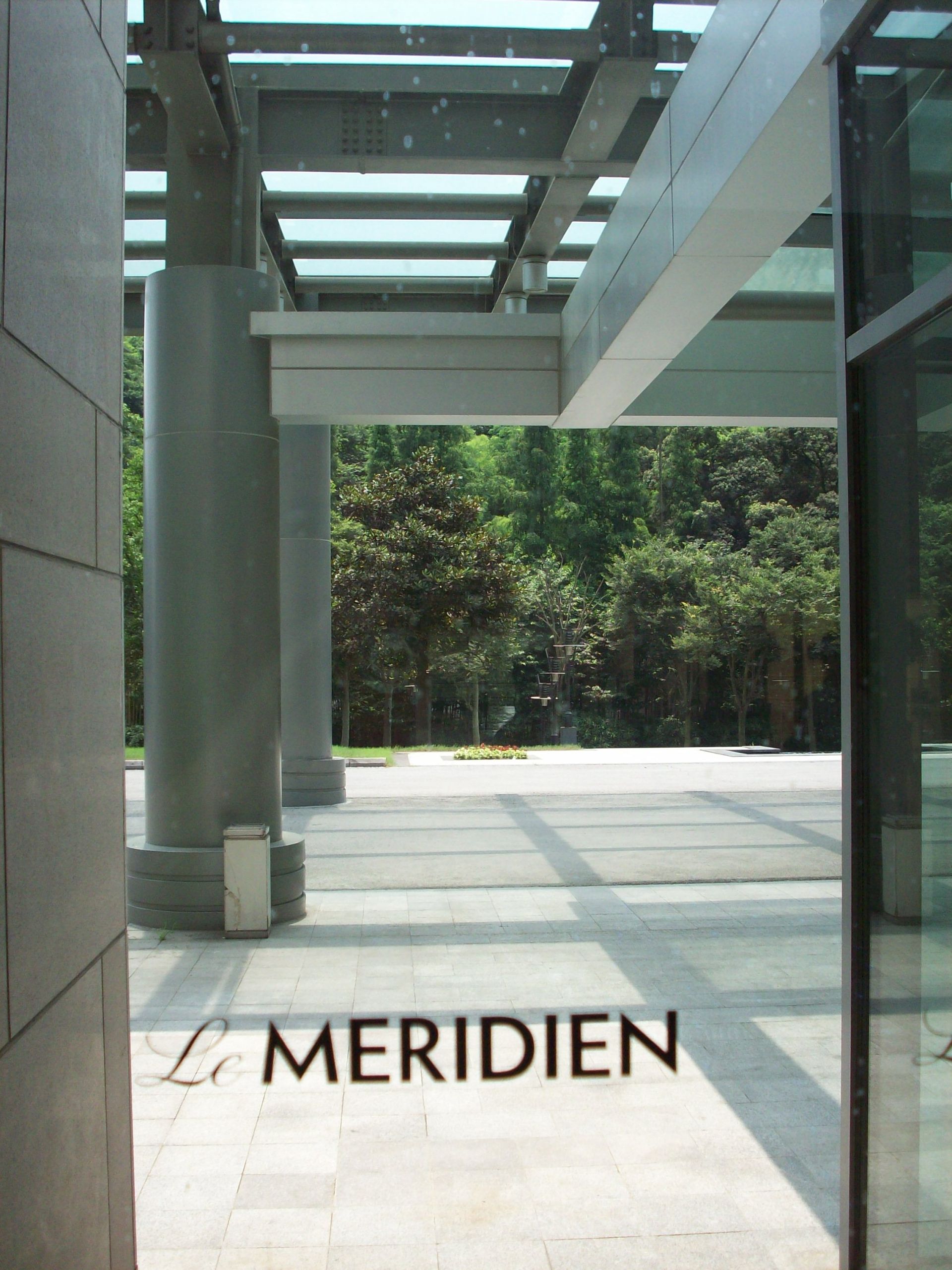 The word meriden is on the side of a building