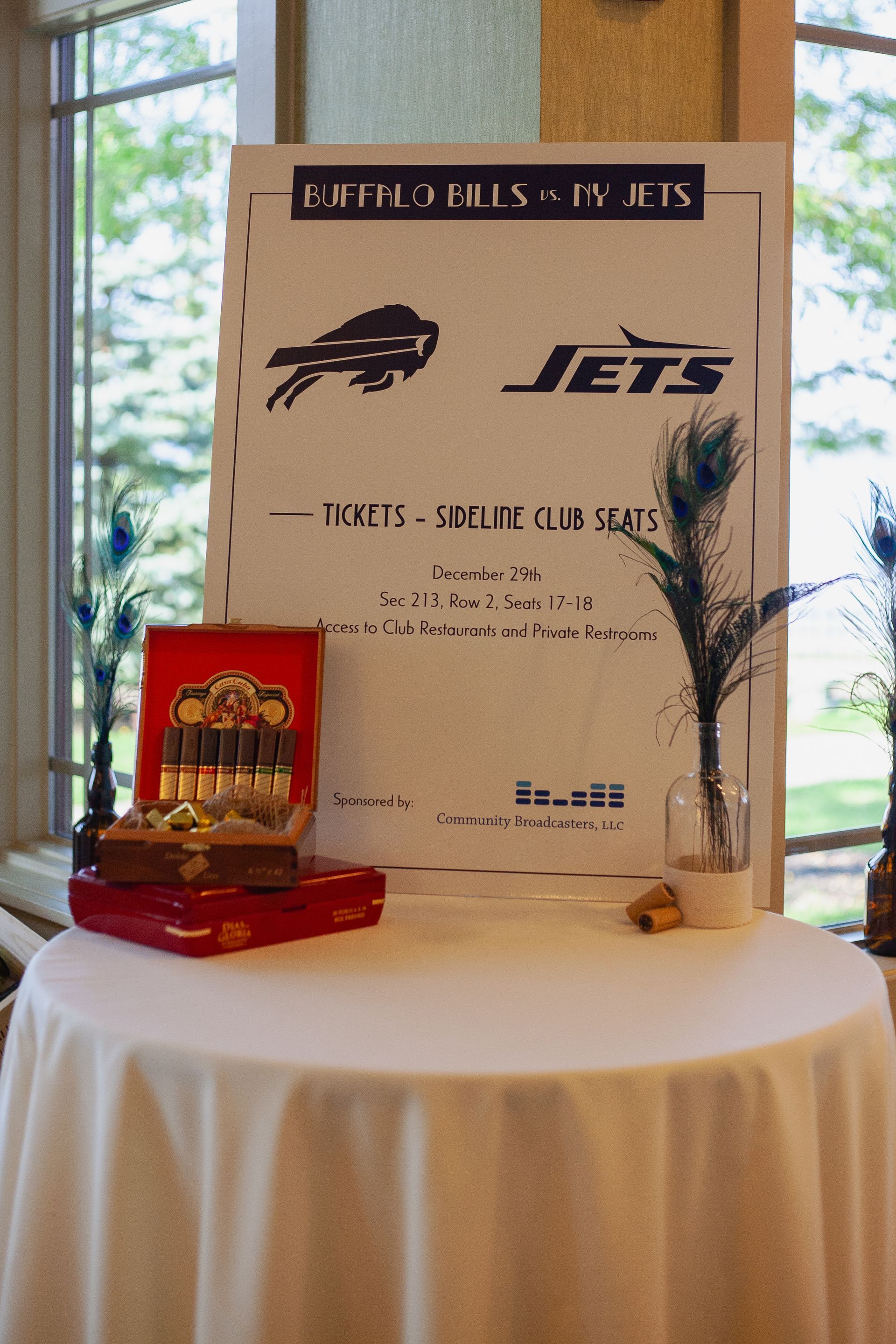 A table with a sign that says jets on it
