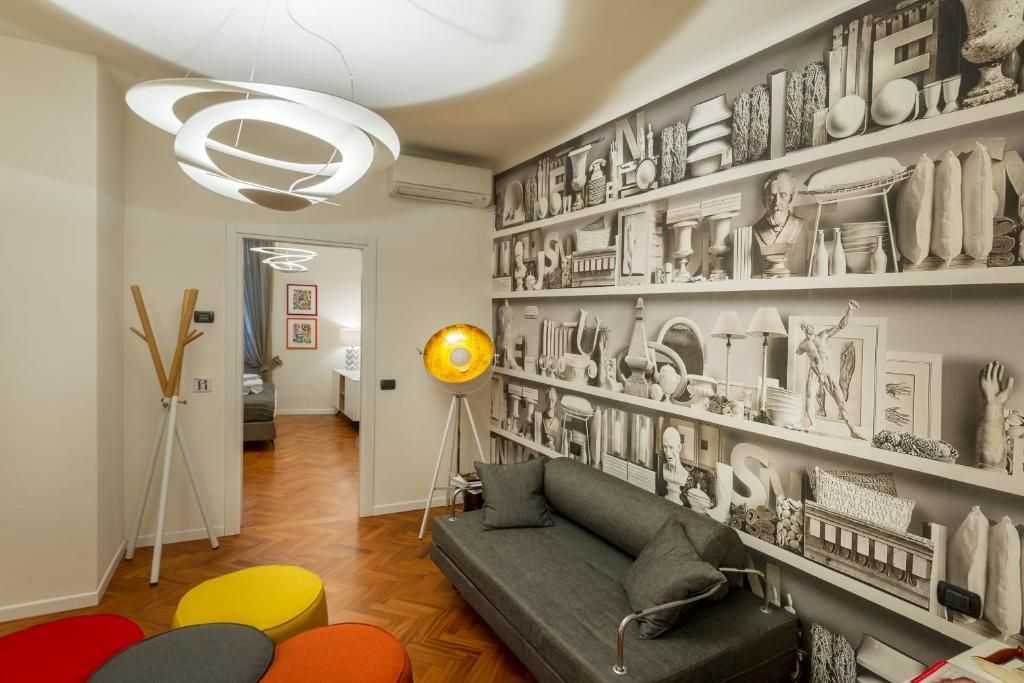 Un soggiorno con un divano e una parete con delle lettere sopra