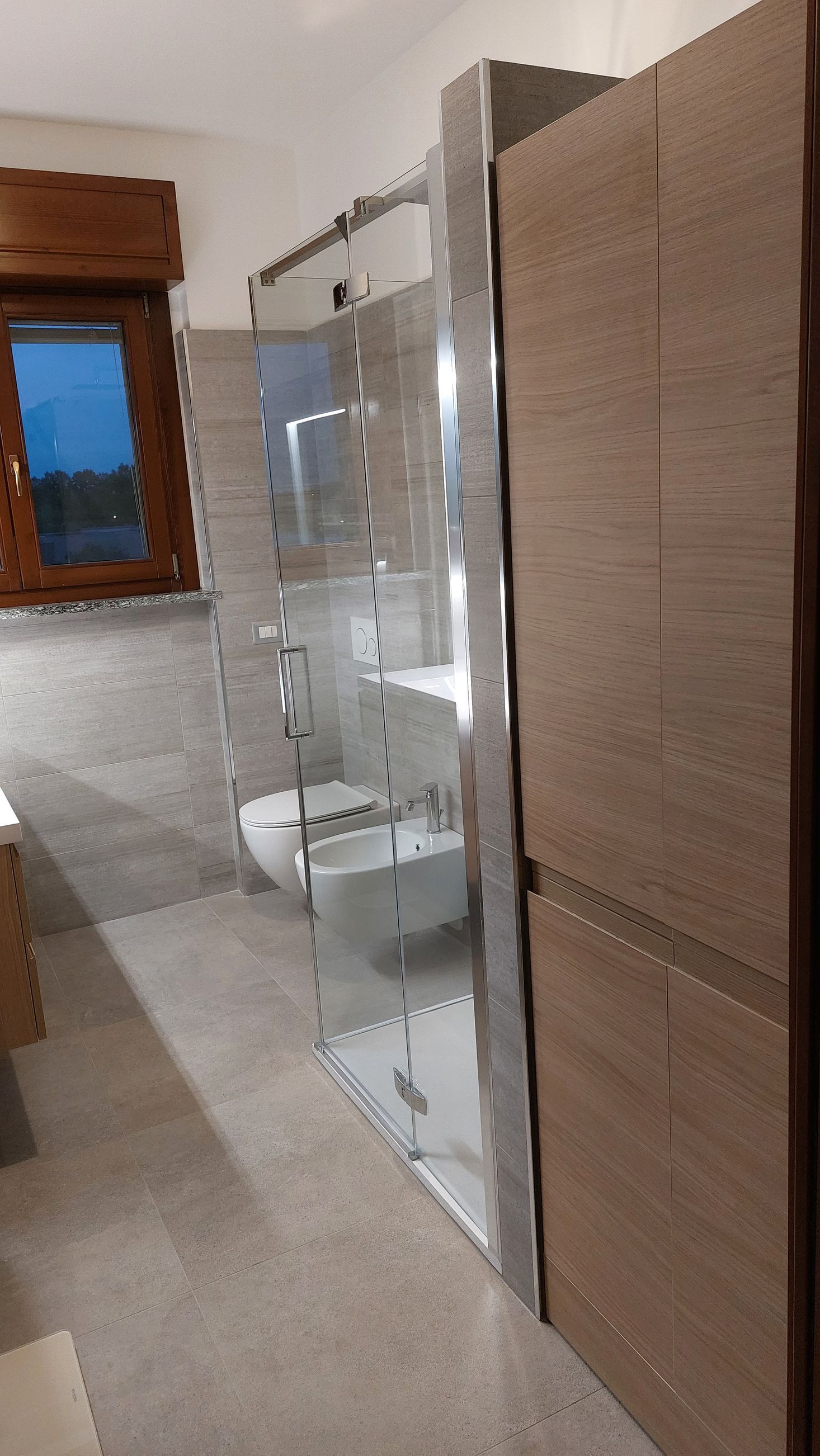 Un bagno con wc, lavandino e box doccia.