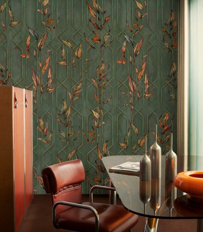 Una sala da pranzo con un tavolo e sedie e una parete verde con foglie sopra