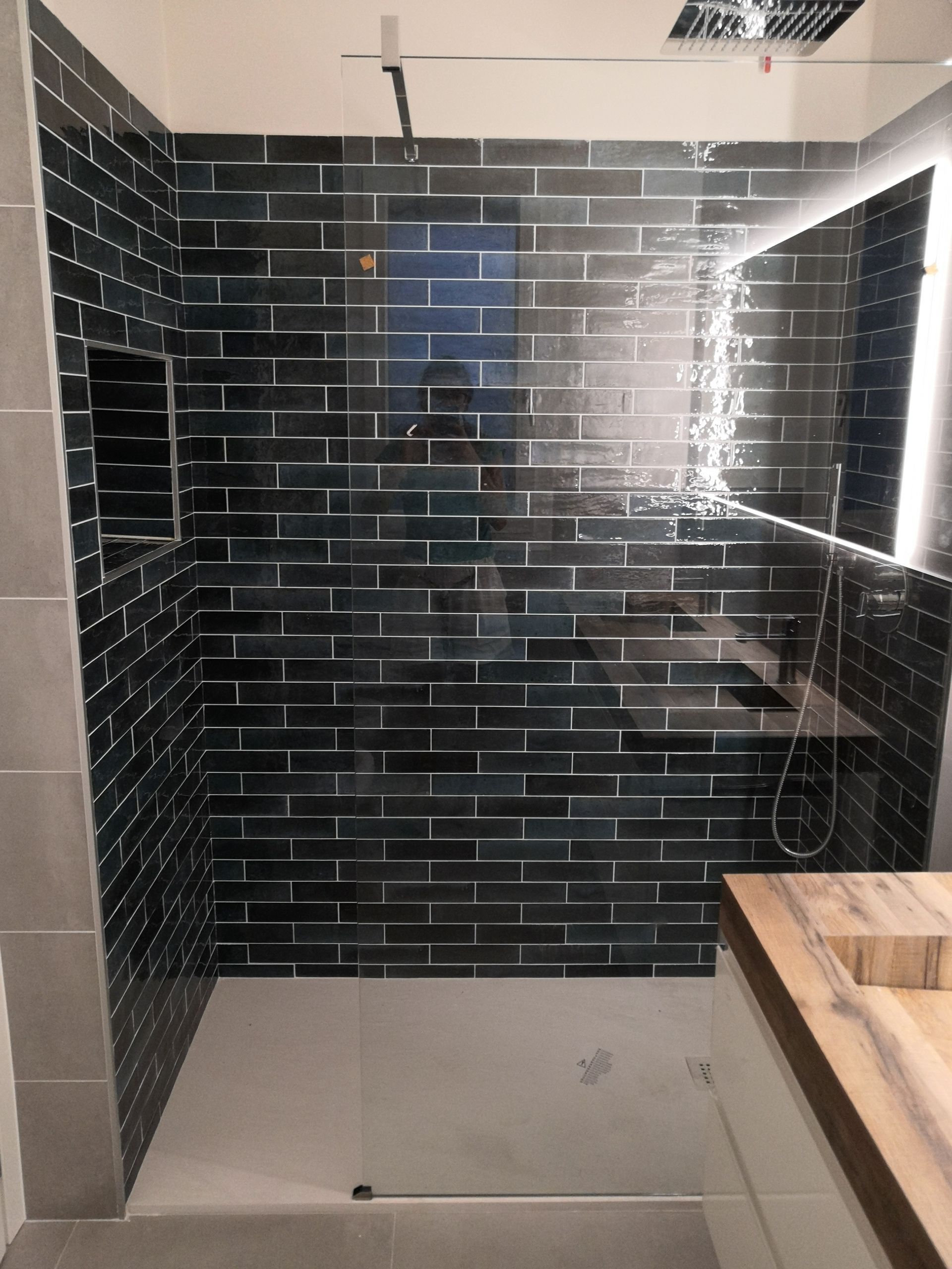 Un bagno con cabina doccia e lavandino