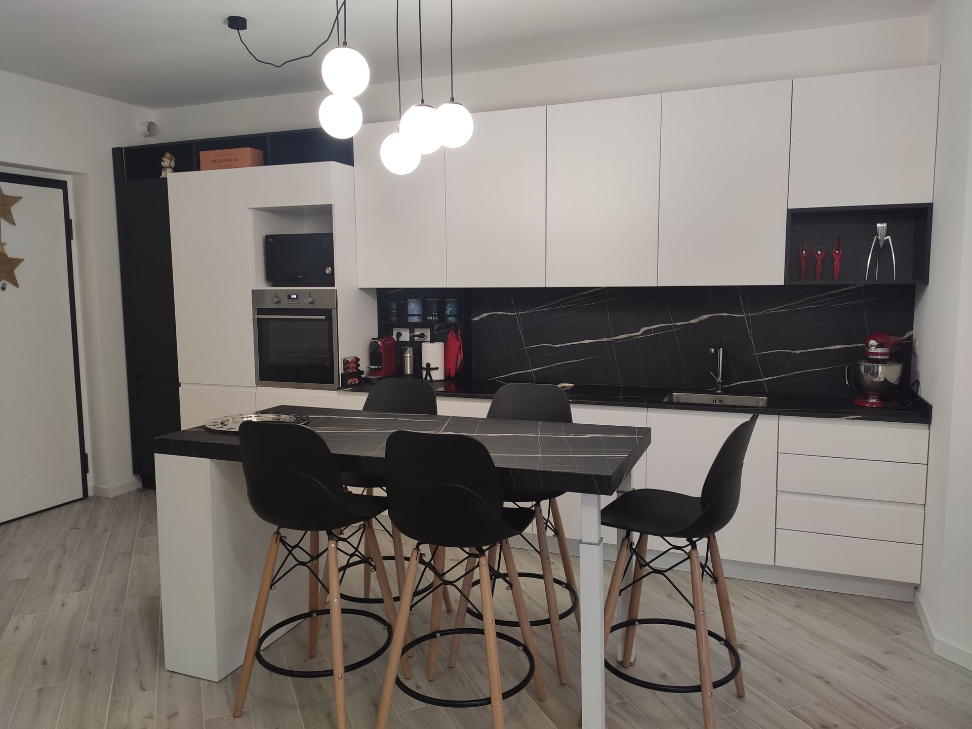 Una cucina con tavolo e sedie