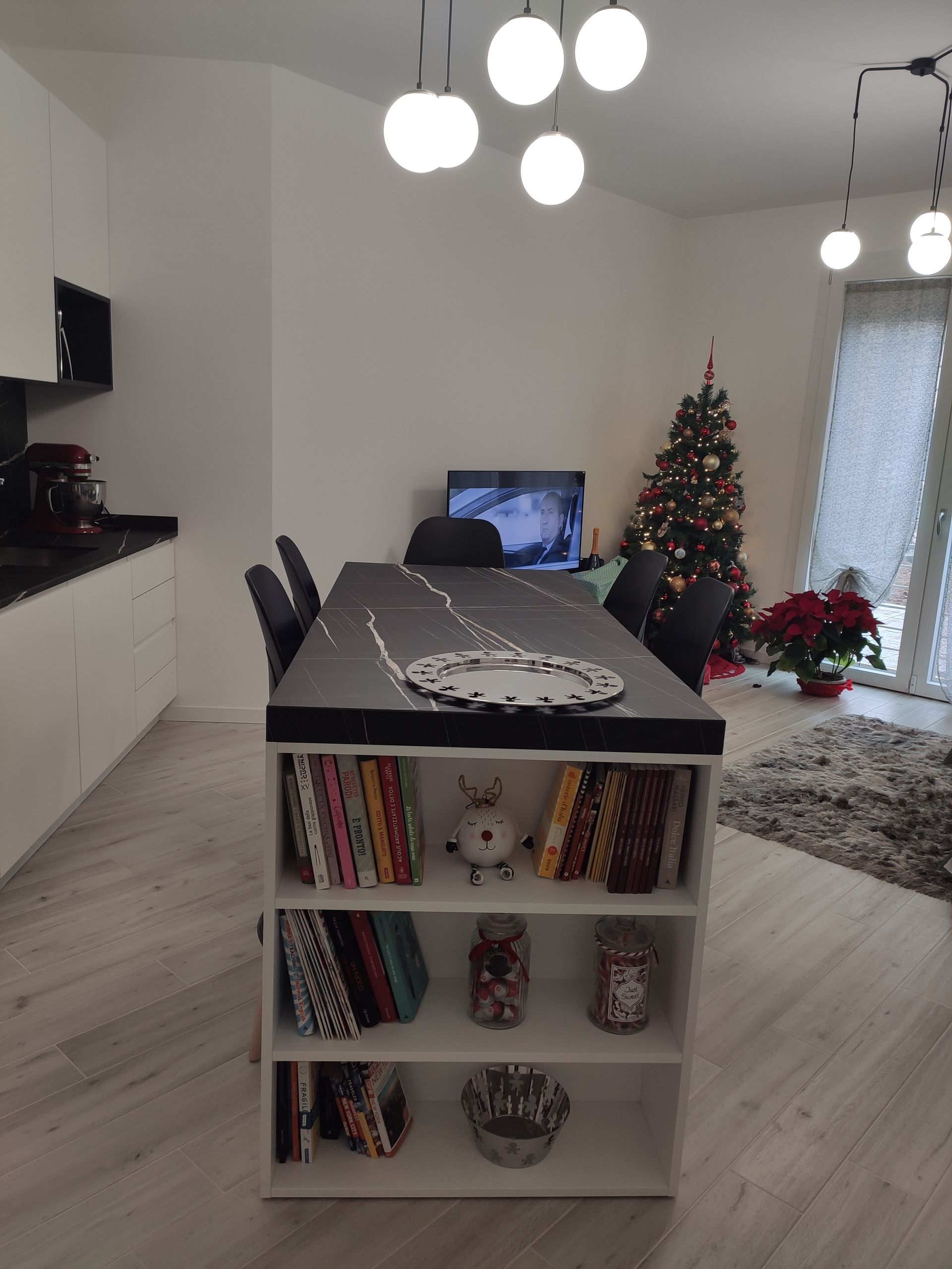 Un soggiorno con un tavolo da pranzo e un albero di Natale