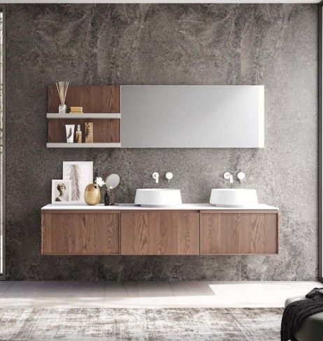 Un bagno con due lavandini e un grande specchio.