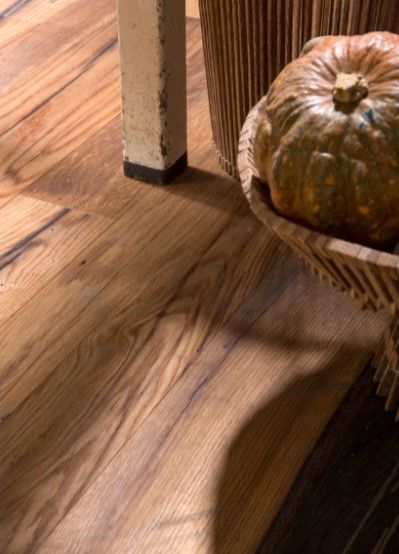 Una zucca in un cesto su un pavimento di legno