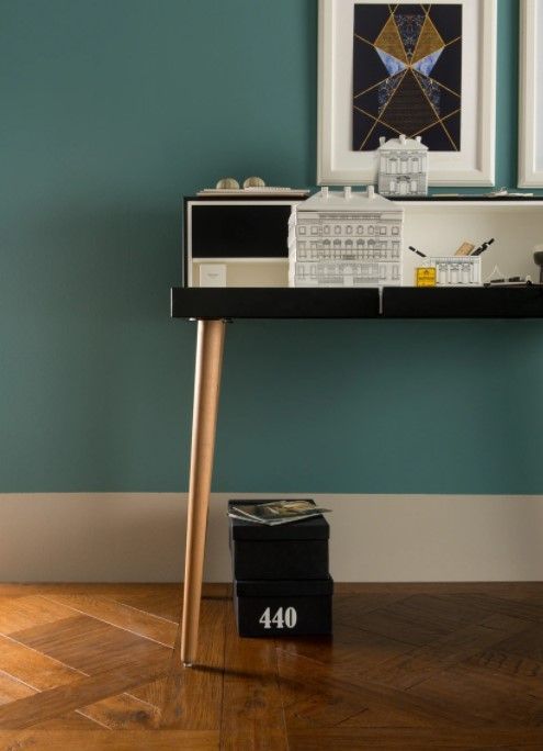 Una pila di scatole nere con il numero 440 sopra