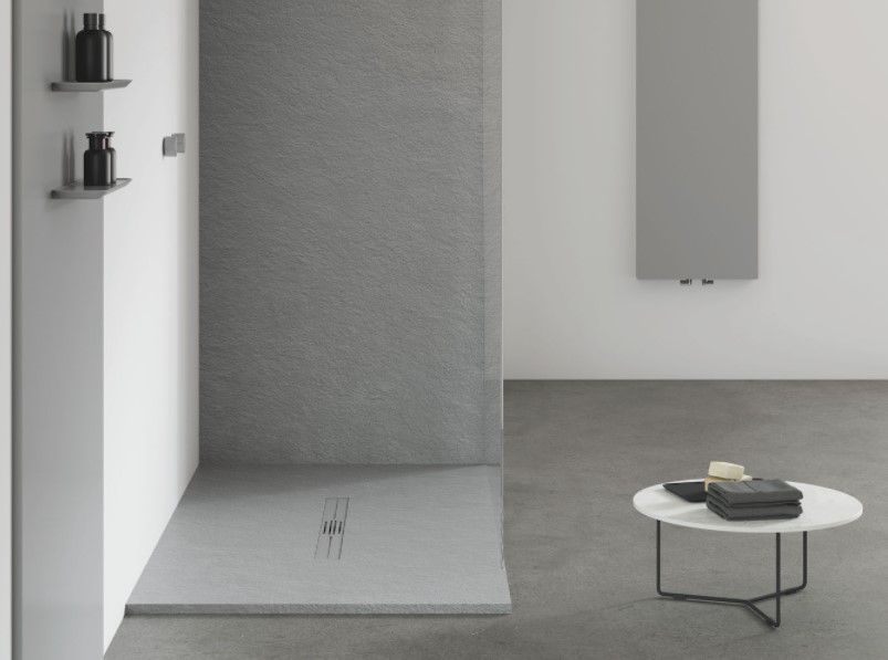 Un bagno con doccia e un tavolo con asciugamani.