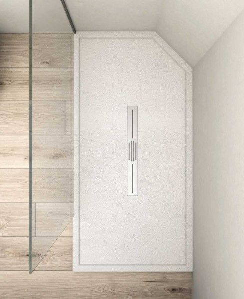 Una cabina doccia bianca con pavimento in legno in un bagno.