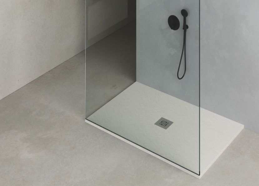 Una cabina doccia con piatto bianco e soffione nero