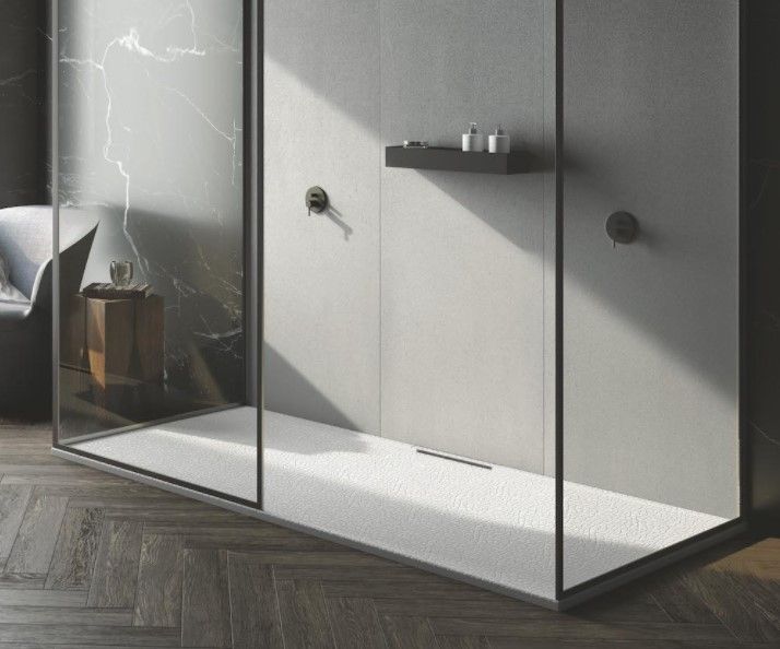 Un bagno con cabina doccia e una mensola a muro.