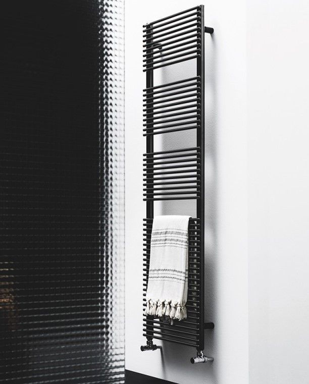 Un portasciugamani nero con un asciugamano bianco sopra