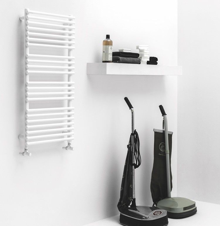 Due aspirapolvere sono appoggiati su uno scaffale accanto a un portasciugamani