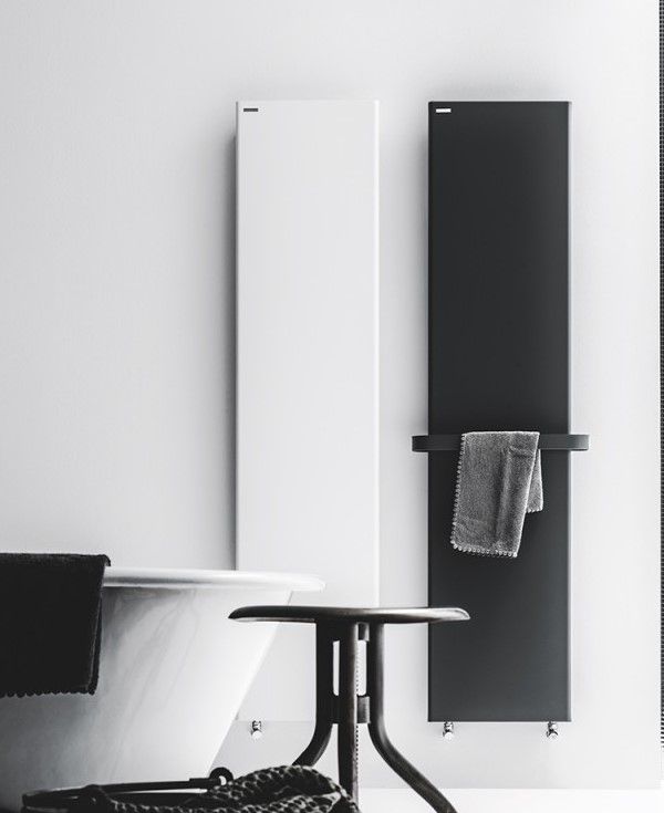 Una foto in bianco e nero di un bagno con vasca