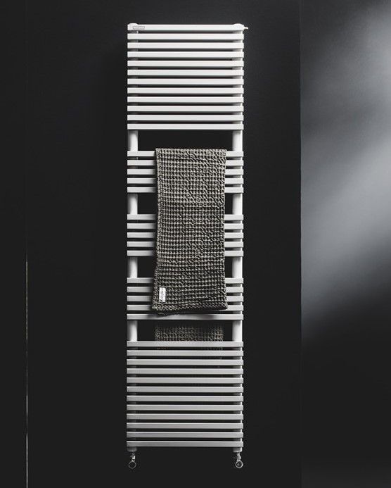 Un asciugamano è appeso su un portasciugamani bianco