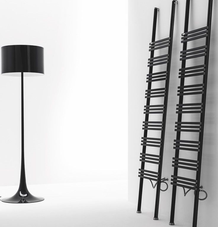 Una lampada e una scala con numeri romani sopra