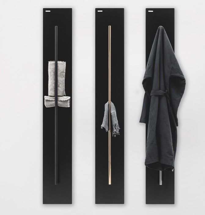 Un portasciugamani nero con uno straccio appeso sopra