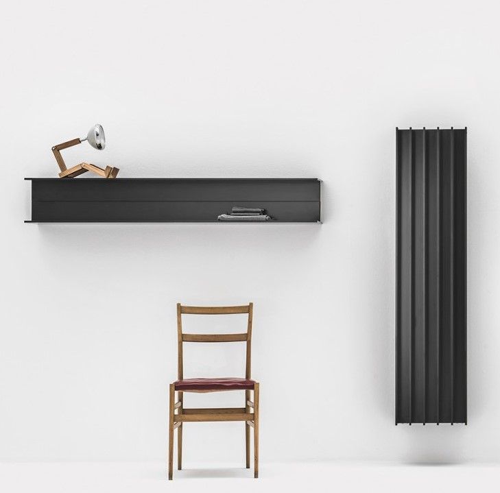 Uno scaffale con una lampada sopra e una sedia