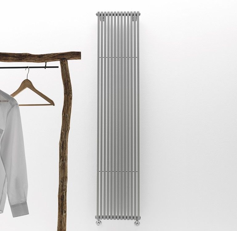 Un attaccapanni con una camicia appesa accanto a un termosifone.