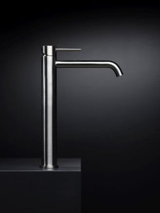 Un rubinetto in acciaio inossidabile è appoggiato su un blocco nero.