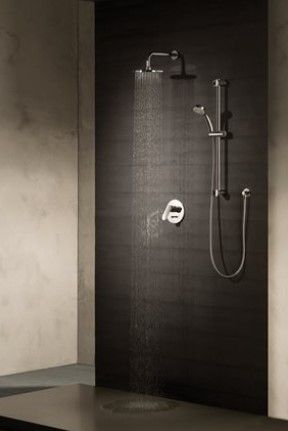 Un bagno con soffione doccia e lavandino.