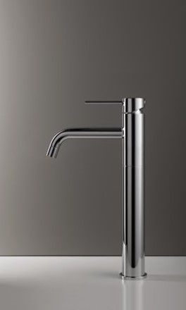 Un rubinetto cromato è appoggiato su un bancone bianco.