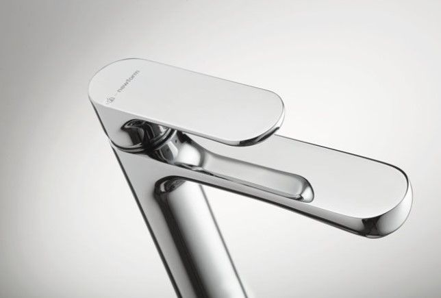 Un primo piano di un rubinetto cromato su uno sfondo bianco