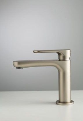 Un rubinetto è appoggiato su un tavolo bianco.