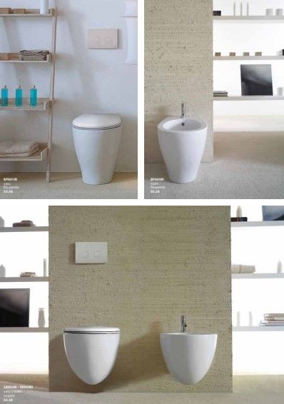 Un bagno con un water e un lavandino al suo interno