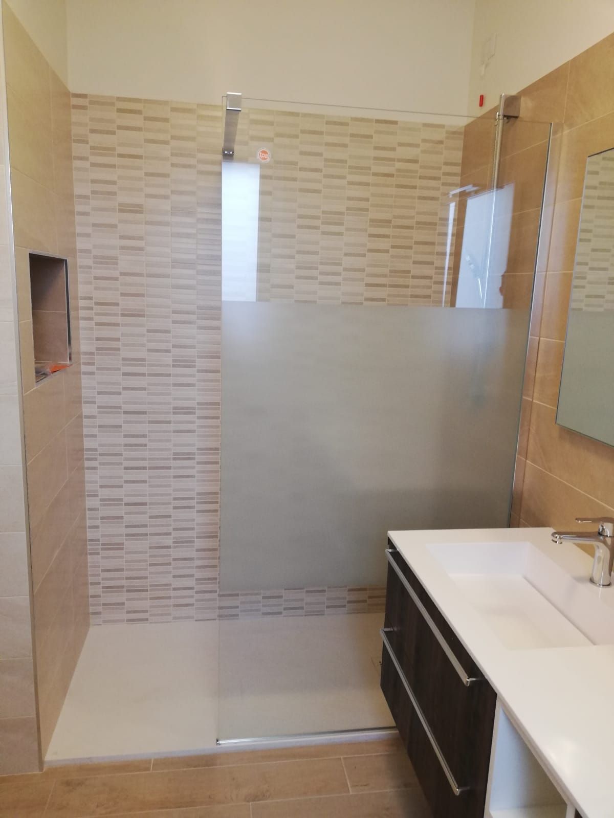 Un bagno con cabina doccia e lavandino