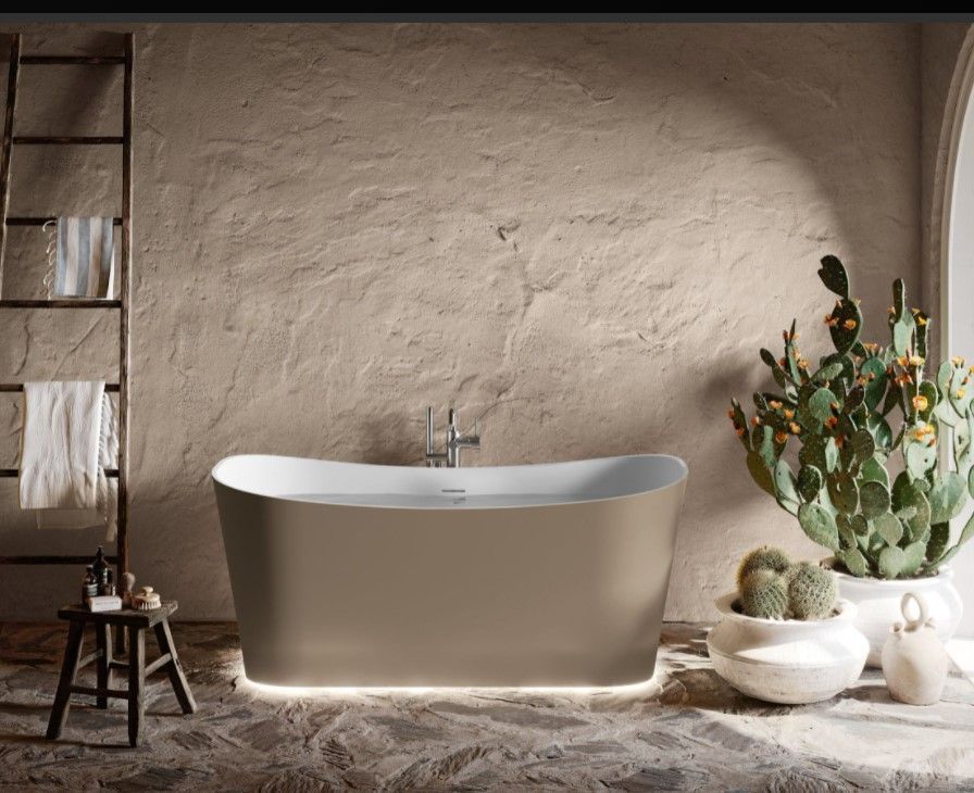 Un bagno con vasca e pianta in vaso.