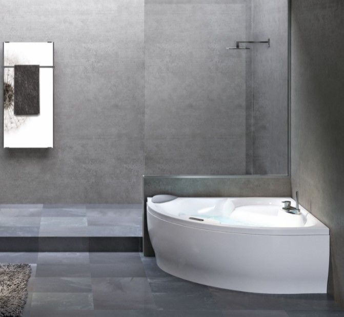 Un bagno con vasca e doccia