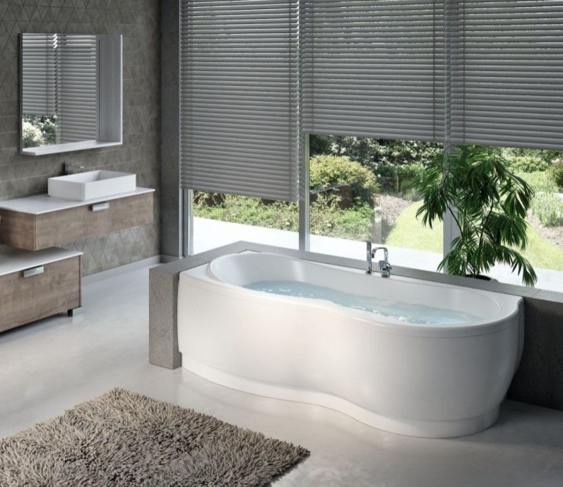 Un bagno con vasca, lavandino e specchio