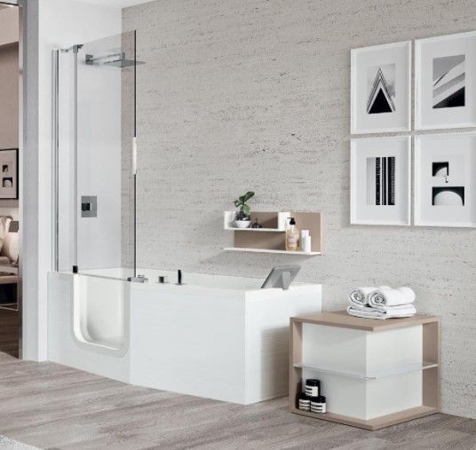 Un bagno con vasca e comodino