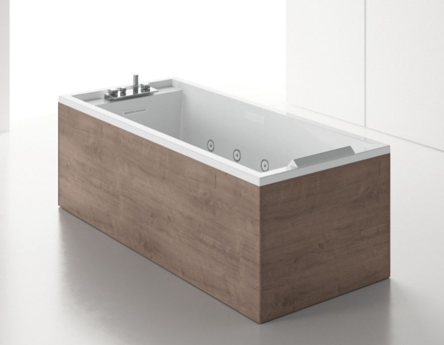 Una vasca da bagno con struttura in legno è appoggiata su un pavimento bianco in un bagno.