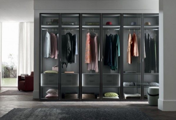 Un armadio con un sacco di vestiti dentro